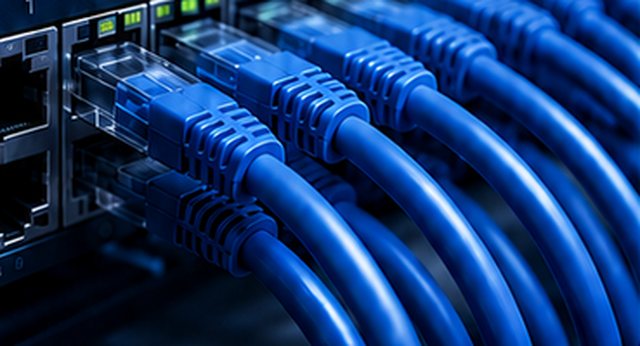 Cabos de rede conectados a equipamentos em uma instalação residencial