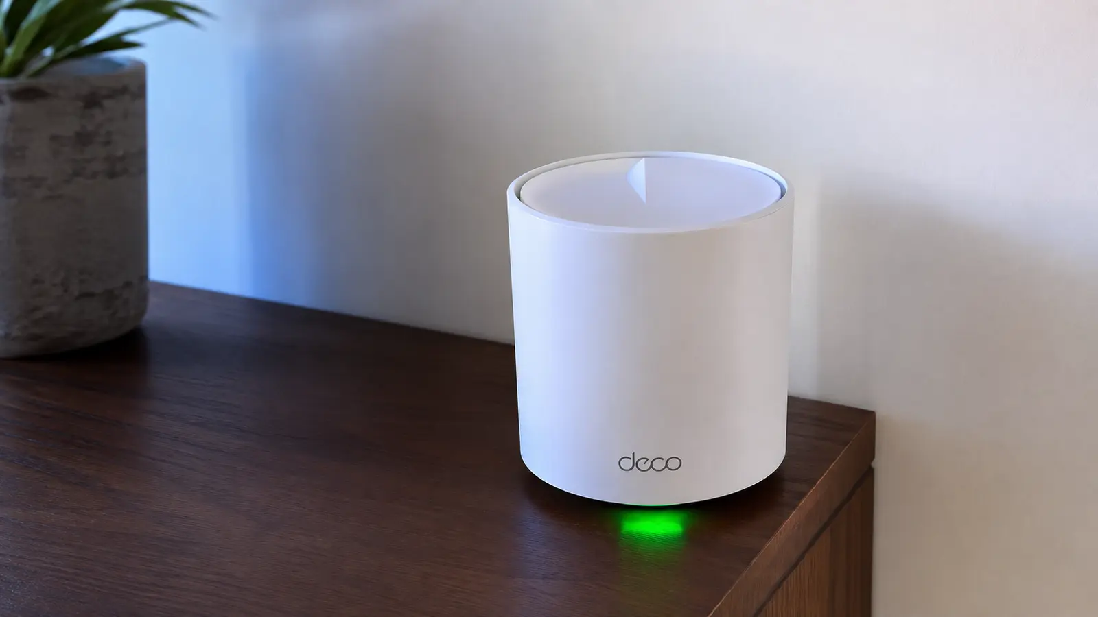 Conjunto de três roteadores Wi-Fi Mesh brancos em ambiente residencial