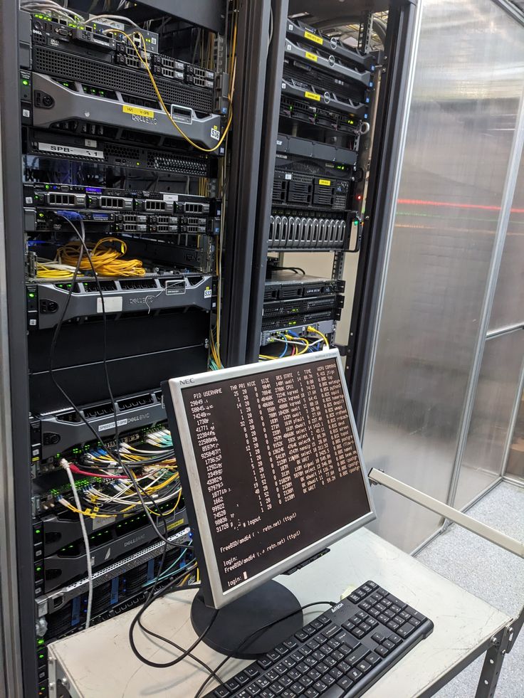 Rack de servidores Linux e Windows durante manutenção técnica
